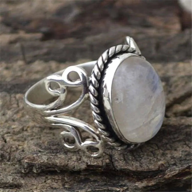 Anillo de la Feminidad – La Magia y Elegancia de la Piedra Lunar