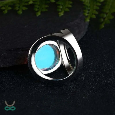 Anillo de plata decorado con piedra lunar