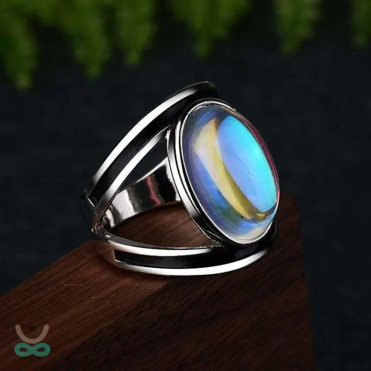 Anillo de plata decorado con piedra lunar