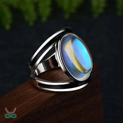 Anillo de plata decorado con piedra lunar