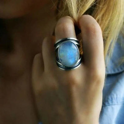 Anillo de plata decorado con piedra lunar