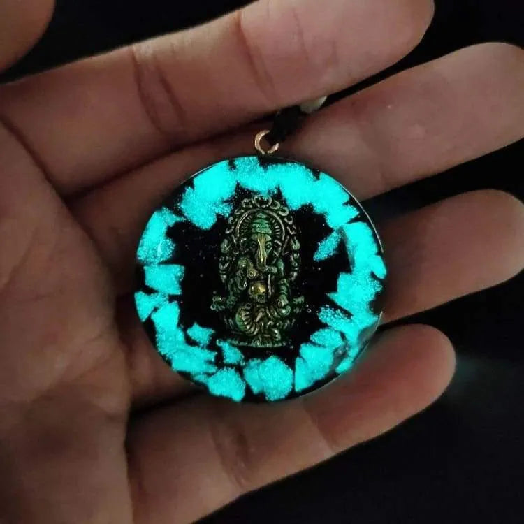 Ciondolo in orgonite e ossidiana del Dio protettore.