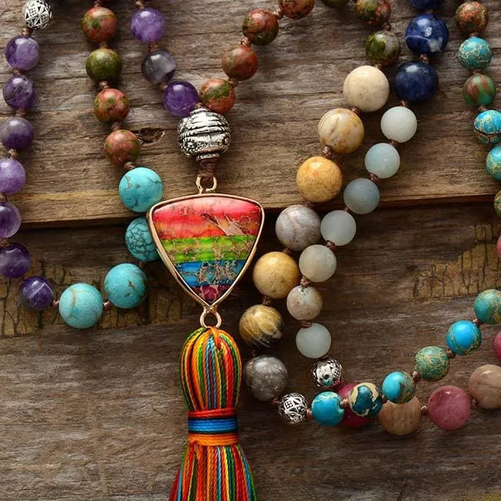 Collar 7 Chakras con Colgante Triangular – Armonía, Energía y Estilo en una Joya Única