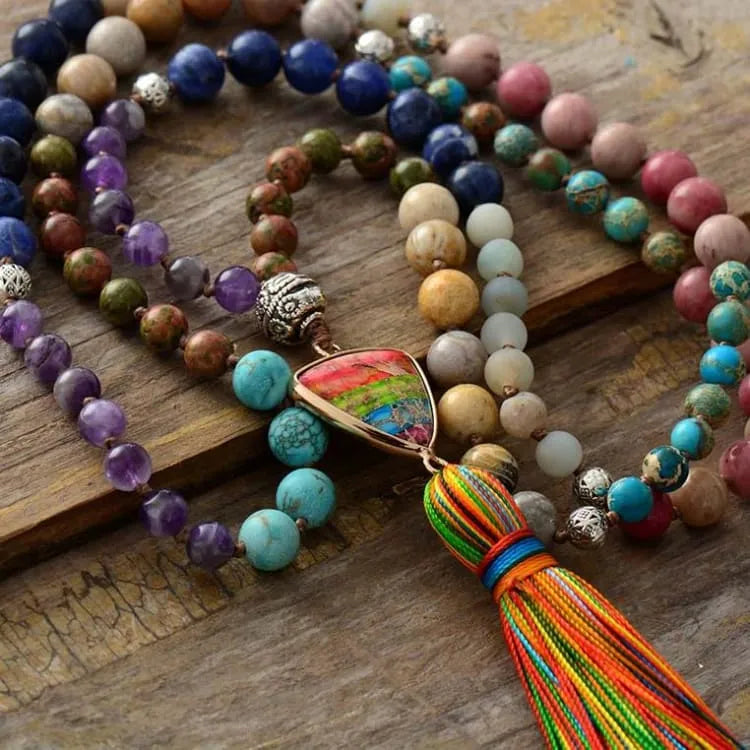 Collar 7 Chakras con Colgante Triangular – Armonía, Energía y Estilo en una Joya Única