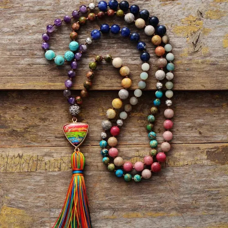 Collar 7 Chakras con Colgante Triangular – Armonía, Energía y Estilo en una Joya Única