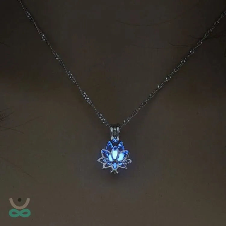 Collar Flor de Loto Fluorescente – Luz, Transformación y Inspiración Siempre Contigo