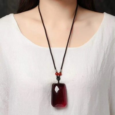 Collar con amuleto de ámbar báltico