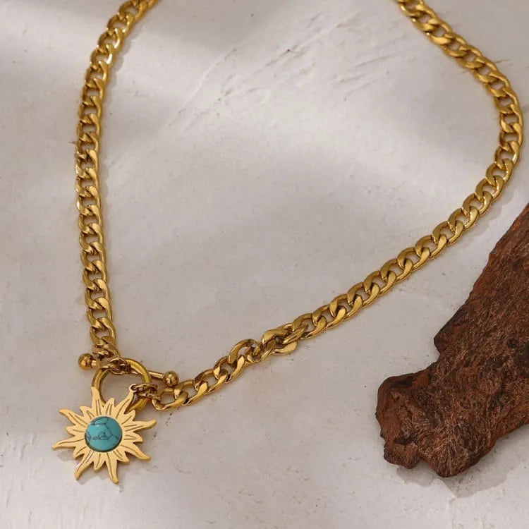 Collar con colgante de sol de turquesa