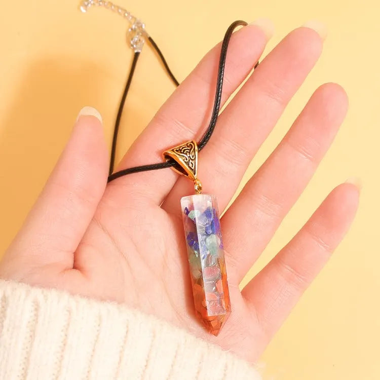 Collar de 7 chakras con colgante de piedra triturada