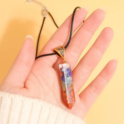 Collar de 7 chakras con colgante de piedra triturada
