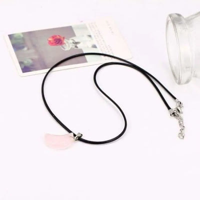 Collar luna creciente en cuarzo rosa