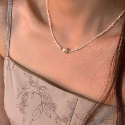 Collar perla junto a piedras naturales