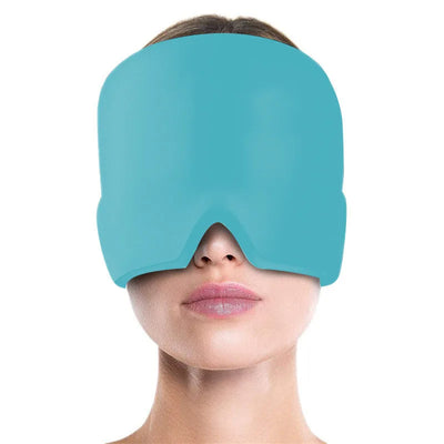 Máscara antimigraña de compresión en frío sobre una mujer con fondo blanco