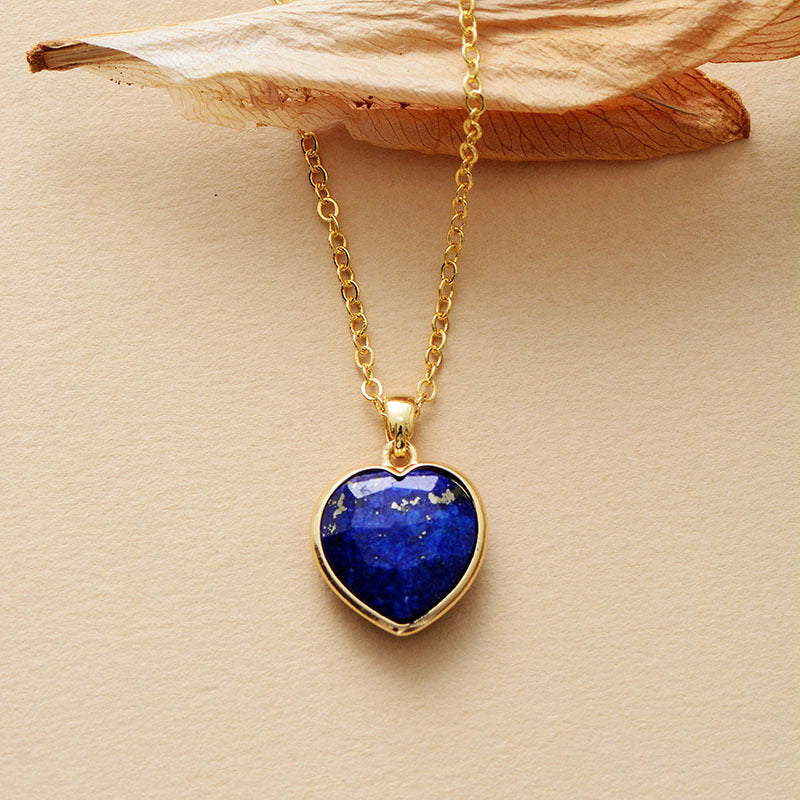 Collar de Corazón de Lapislázuli: Amor y Energía en Clave Dorada