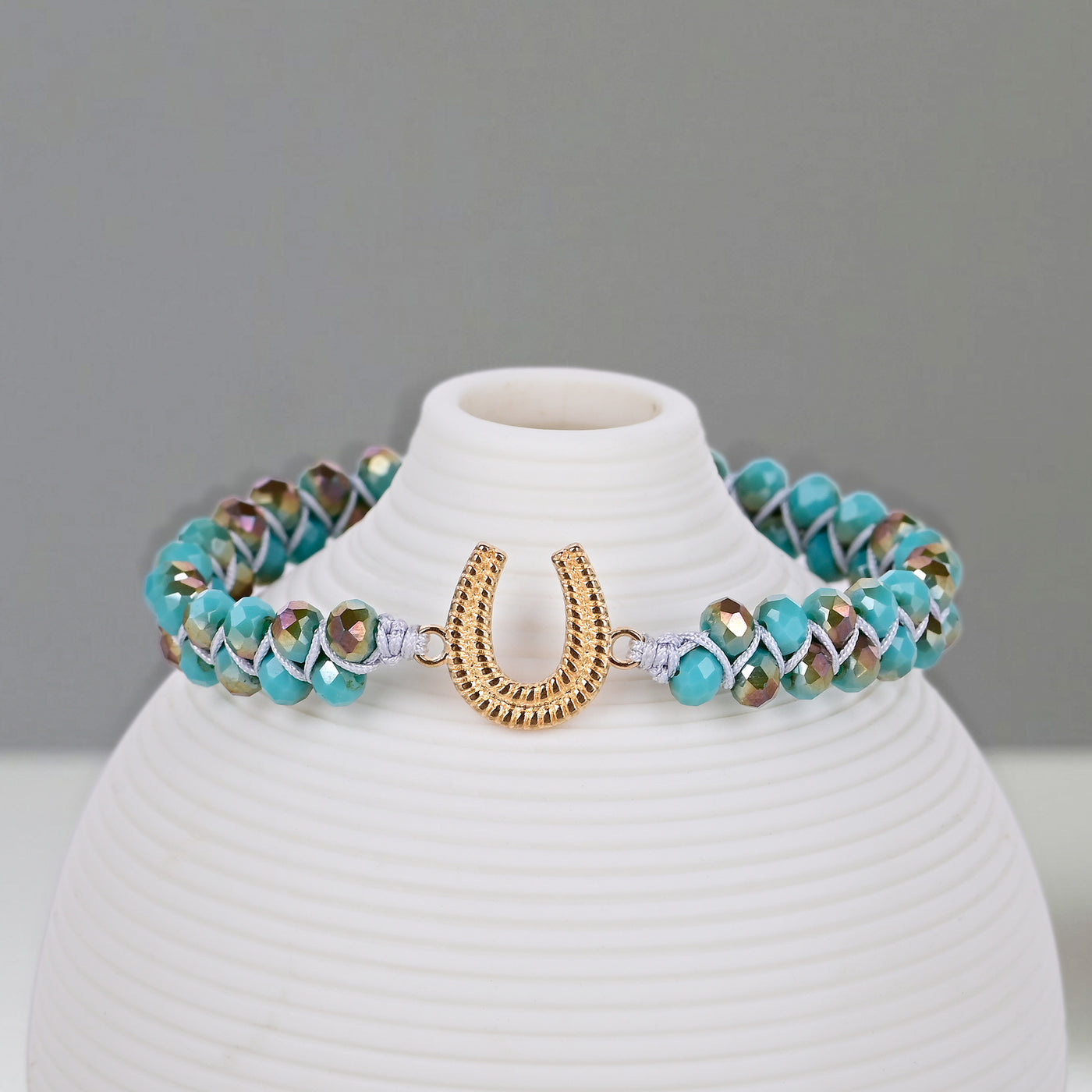 Pulsera de Cristal Checo con Amuleto de Herradura Dorada