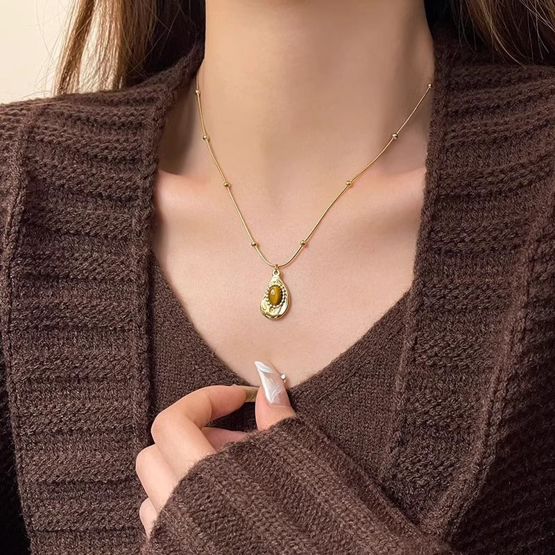 Collar de Ámbar y Ojo de Tigre: Energía, Elegancia y Protección en Tu Estilo