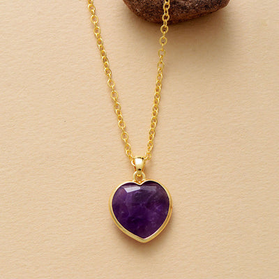 Collar de Corazón de Amatista: Belleza y Energía Protectora en Oro