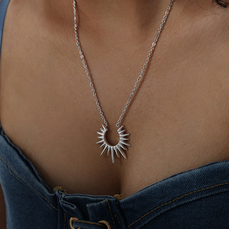 Collar Girasol en Titanio: Vitalidad y Protección para Tu Energía