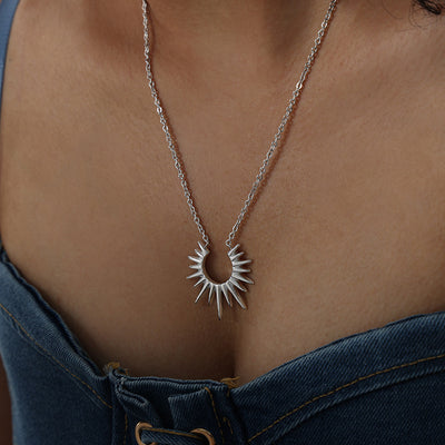 Collar Girasol en Titanio: Vitalidad y Protección para Tu Energía