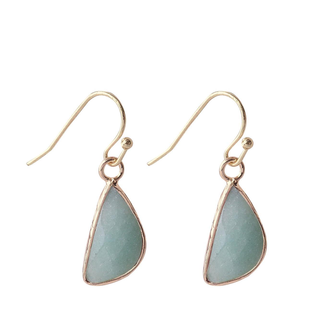 Pendientes de piedra natural: elegancia y energía con acabado dorado