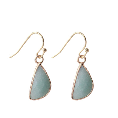 Pendientes de piedra natural: elegancia y energía con acabado dorado