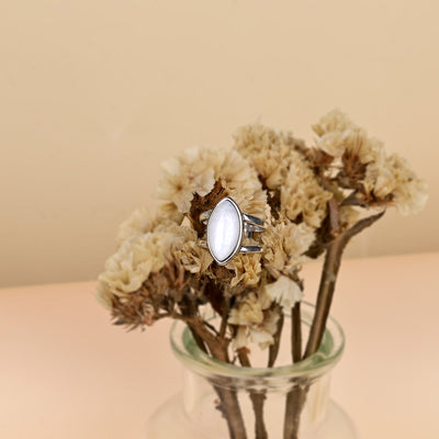 Anillo de piedra lunar en forma de aceituna y base de cobre, intuición y feminidad en equilibrio