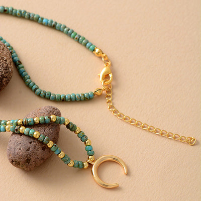 Equilibrio y Calma Interior: Collar Luna de Piedra Natural Chapada en Oro