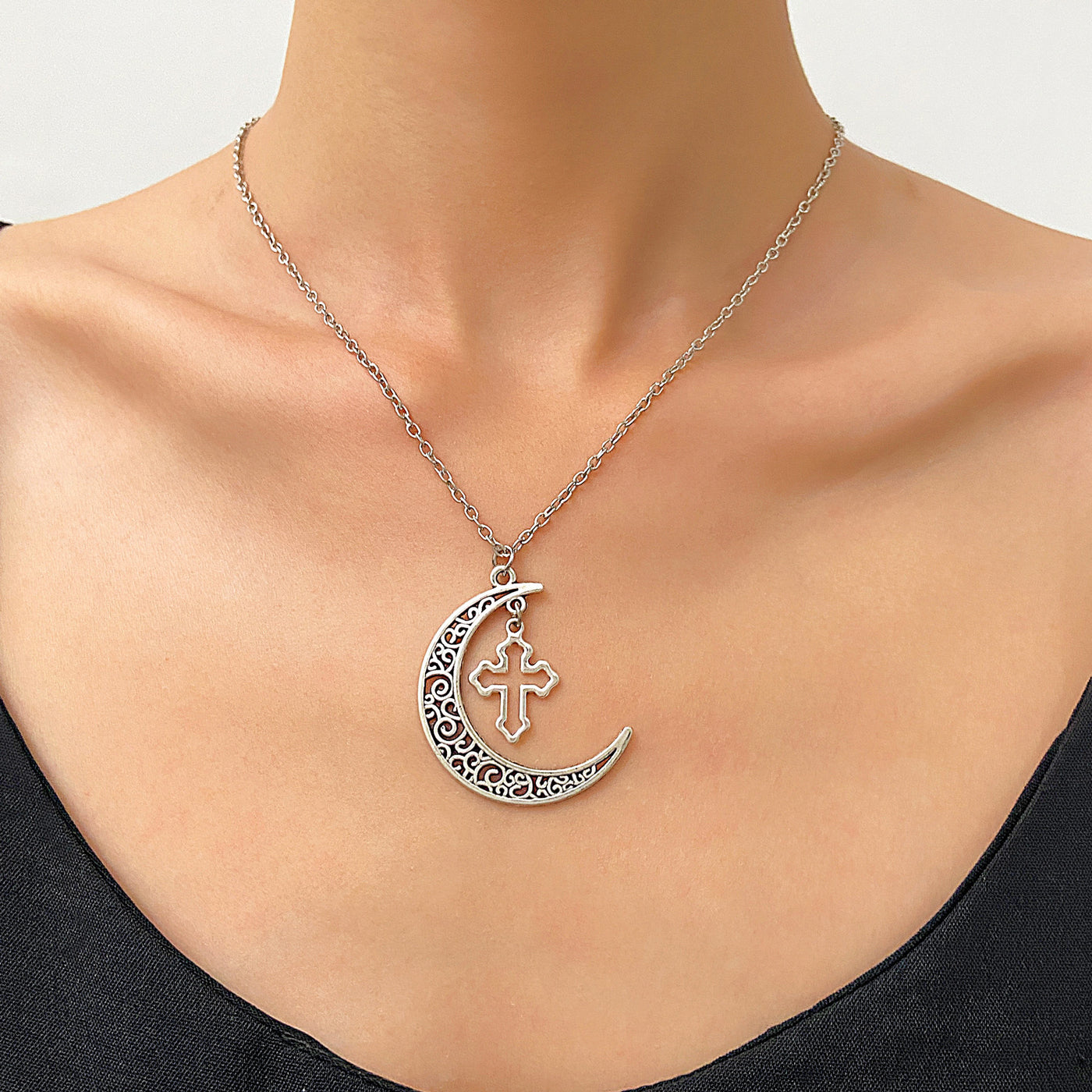 Collar Cruz Lunar Zen – Protección, Luz y Energía Interior