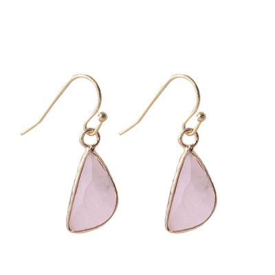 Pendientes de piedra natural: elegancia y energía con acabado dorado