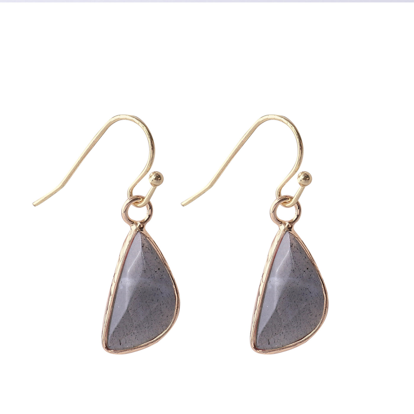 Pendientes de piedra natural: elegancia y energía con acabado dorado