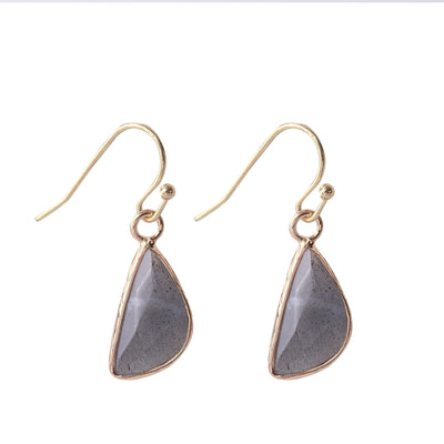 Pendientes de piedra natural: elegancia y energía con acabado dorado