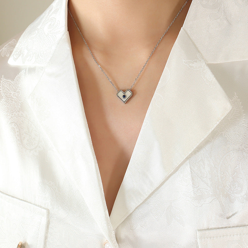 Collar de concha y titanio: Protección y energía para tu corazón