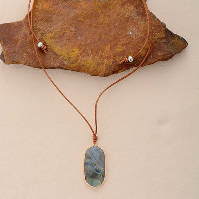 Protección y Equilibrio: Colgante Geométrico de Piedra Natural
