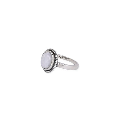 Anillo bohemio con piedra lunar ovalada, brillo intuitivo y alma libre