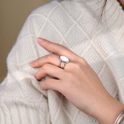 Anillo de piedra lunar en forma de aceituna y base de cobre, intuición y feminidad en equilibrio