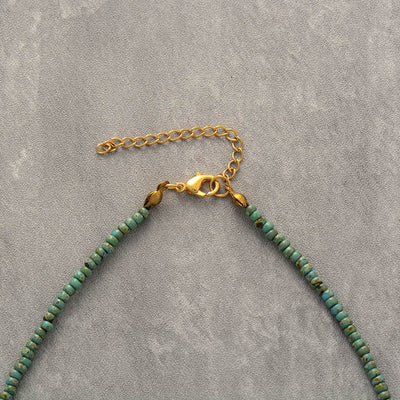 Collar Minimalista de Cuarzo Verde: Moda y Energía en tu Clavícula