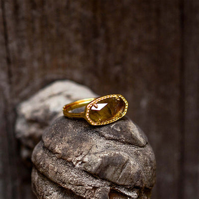 Anillo de cuarzo fumado en cobre, protección y transformación con elegancia terrenal