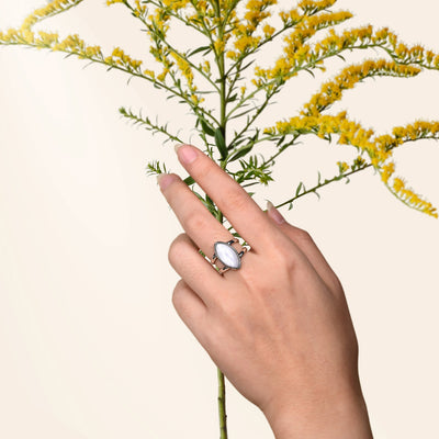 Anillo de piedra lunar en forma de aceituna y base de cobre, intuición y feminidad en equilibrio