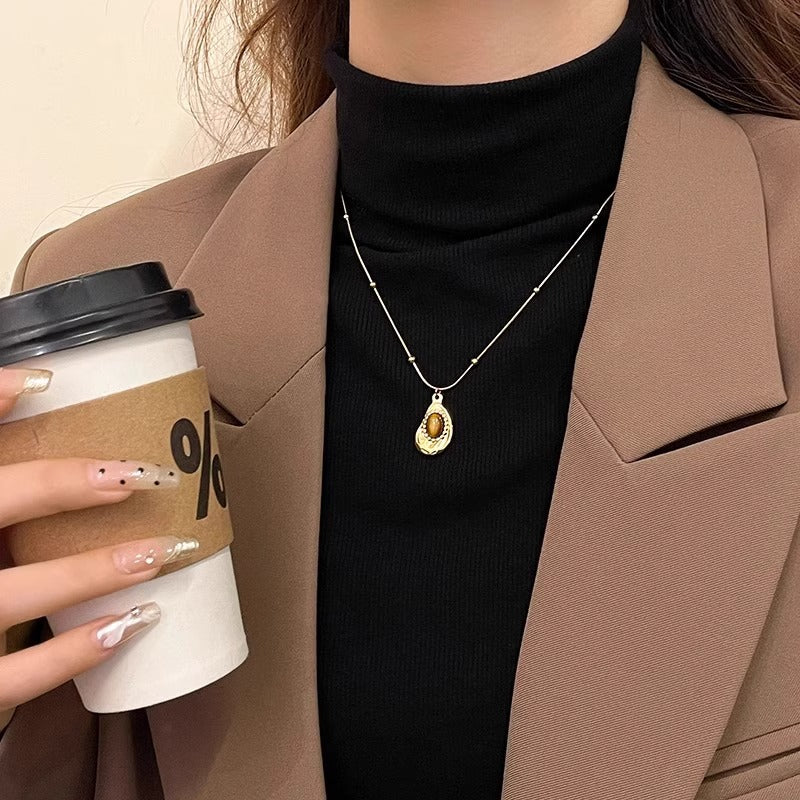 Collar de Ámbar y Ojo de Tigre: Energía, Elegancia y Protección en Tu Estilo