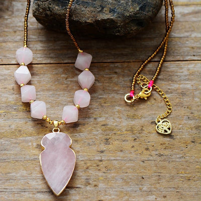 Armonía Emocional y Amor Propio: Collar Flecha de Cuarzo Rosa Natural