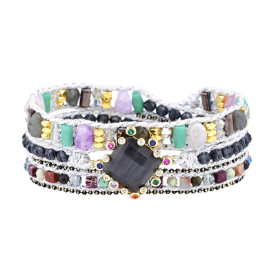 Pulsera bohemia de tres capas con ónix negro y cristal, protección y fuerza con estilo artesanal