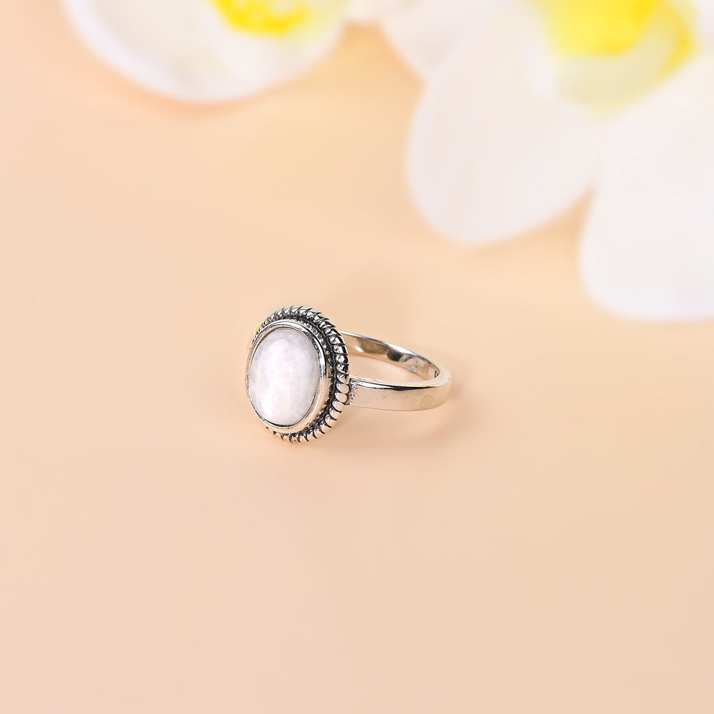 Anillo bohemio con piedra lunar ovalada, brillo intuitivo y alma libre