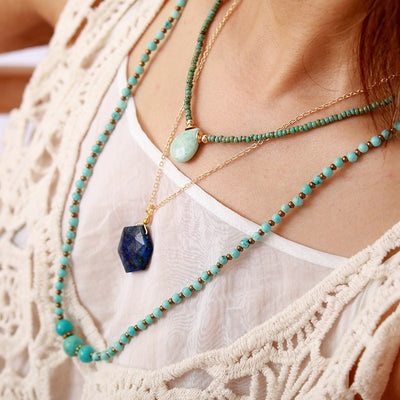 Collar Minimalista de Cuarzo Verde: Moda y Energía en tu Clavícula