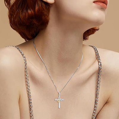 Collar cruz rosa en plata 925, símbolo de fe serena y feminidad espiritual