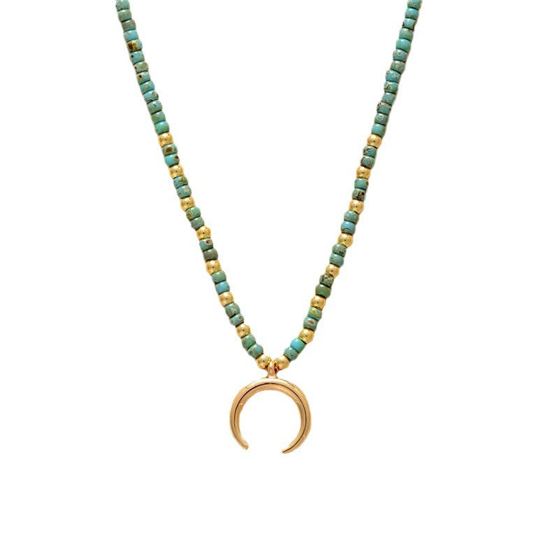 Equilibrio y Calma Interior: Collar Luna de Piedra Natural Chapada en Oro