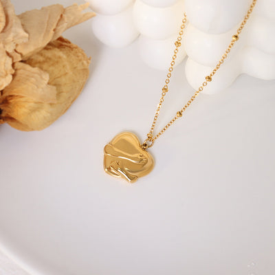 Collar de Titanio con Colgante Amor: Protección y Conexión Emocional