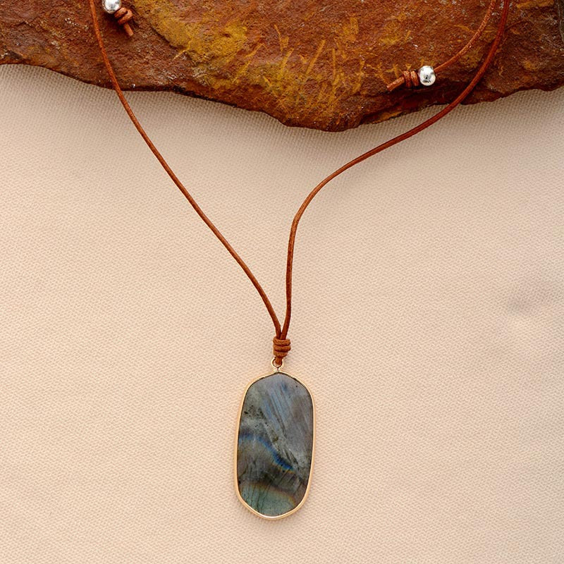 Protección y Equilibrio: Colgante Geométrico de Piedra Natural