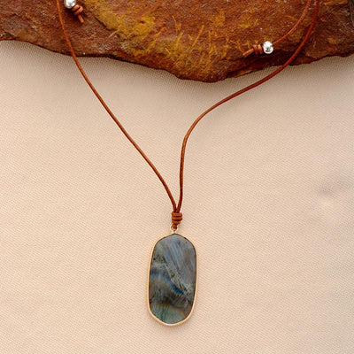Protección y Equilibrio: Colgante Geométrico de Piedra Natural