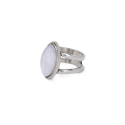 Anillo de piedra lunar en forma de aceituna y base de cobre, intuición y feminidad en equilibrio