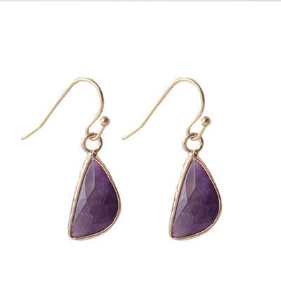 Pendientes de piedra natural: elegancia y energía con acabado dorado